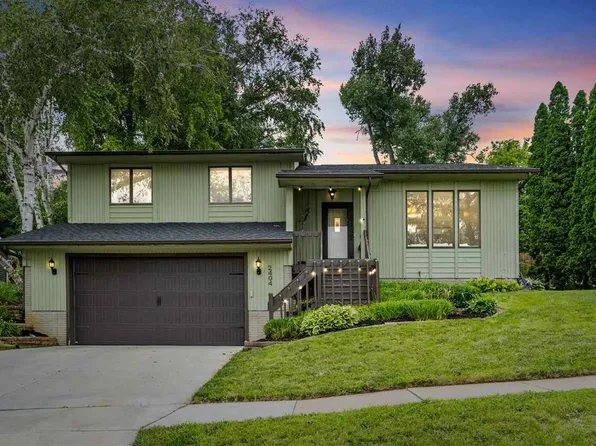 2404 Camelot Ave NW, Cedar Rapids, IA 52405