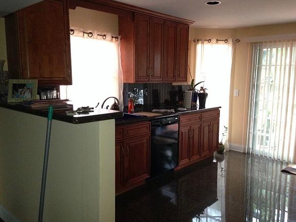 5th image of 812 SE 14th Ct #812