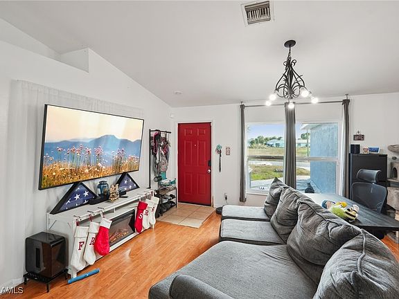 3rd image of 1328 NE 20th Ave