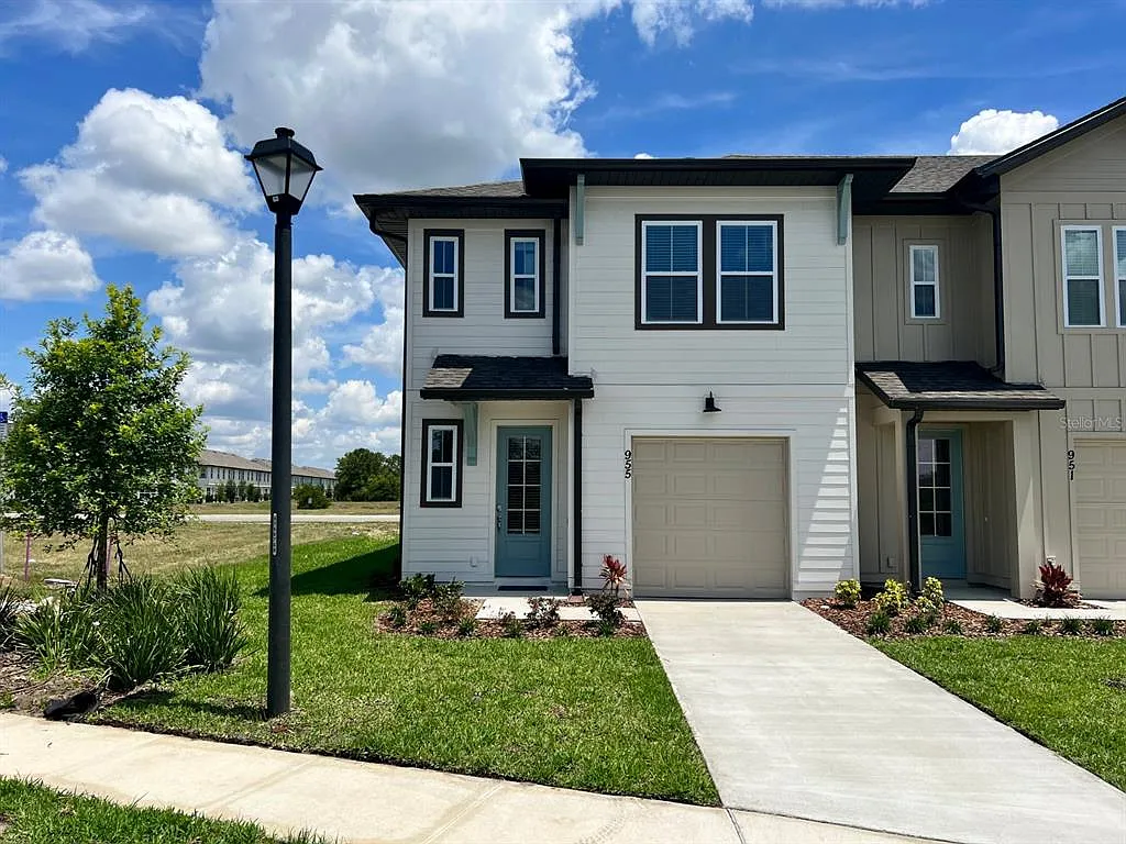 3 bed, 2.5 bath, 1653 sqft, $2,400 — Photo 1