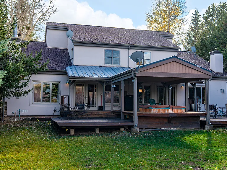 96 Hawn Dr — Photo 1