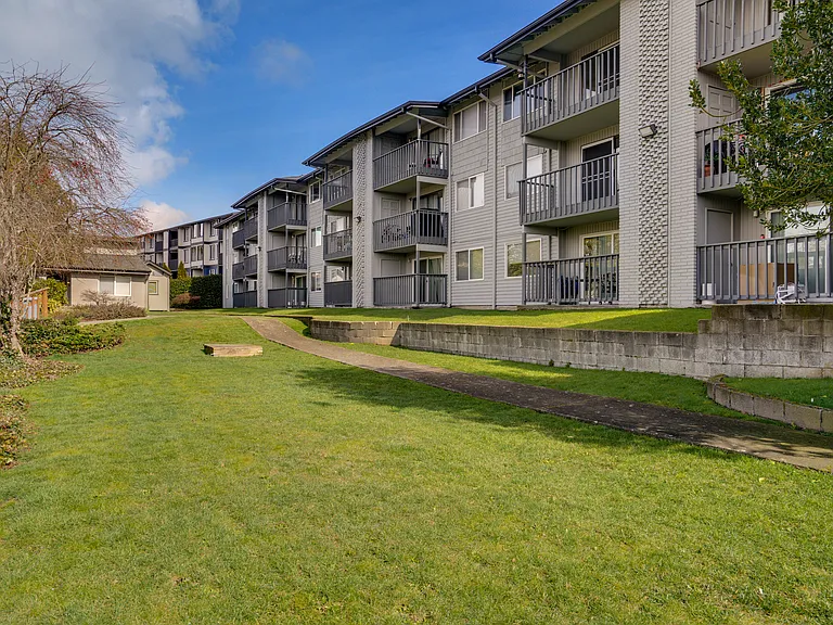 Park Ridge Apartments — Photo 28