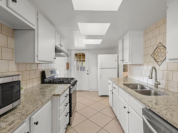 5th image of 2819 Cary Dr