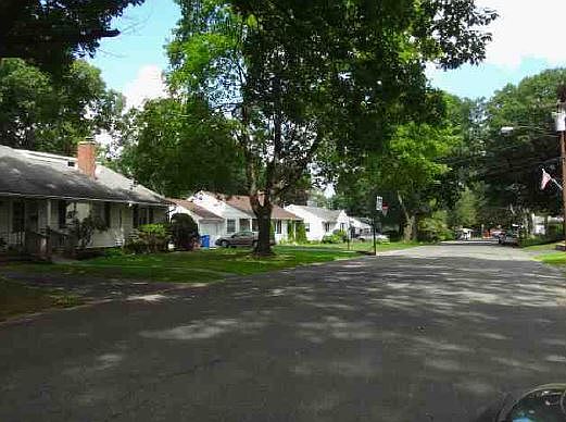 2nd image of 35 Oakridge Rd