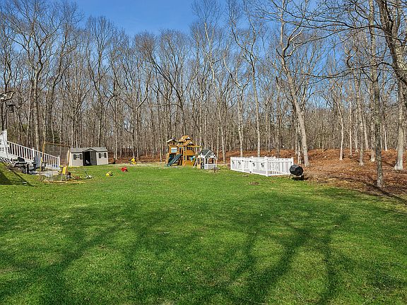 2nd image of 9 Mountain Laurel Ln