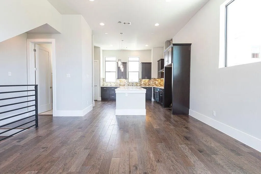 3 bed, 8.0 bath, 2108 sqft, $3,650 — Photo 4