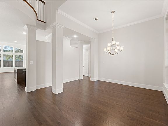 2nd image of 4026 N Cresthaven Rd