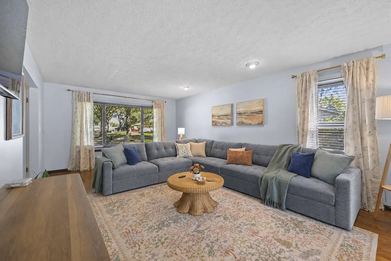 4 bed, 2.0 bath, 2766 sqft, $8,160 — Photo 2