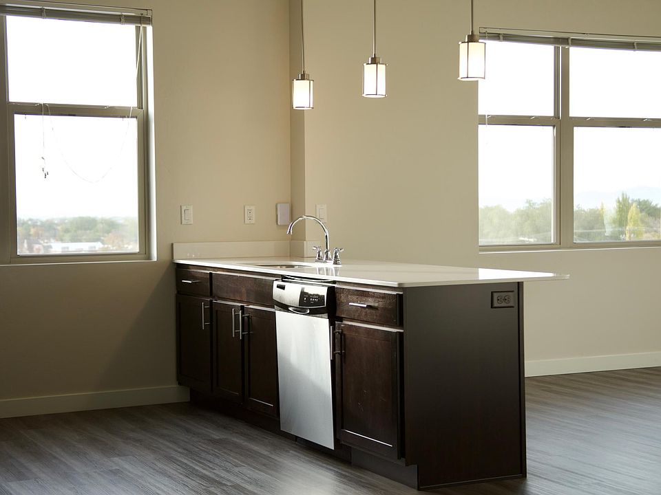 Beautiful city skyline and mountain views are available!