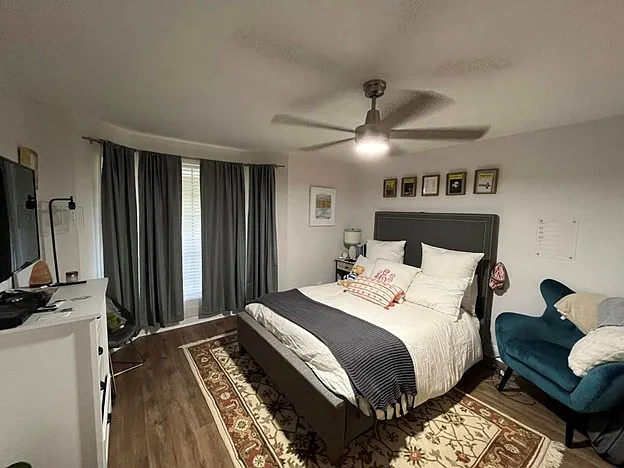 Upstairs front bedroom