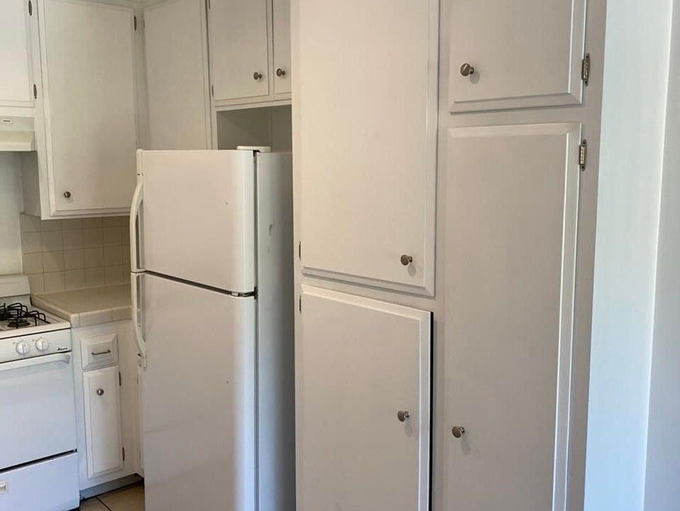 1st image of 921 Granville Ave APT 8