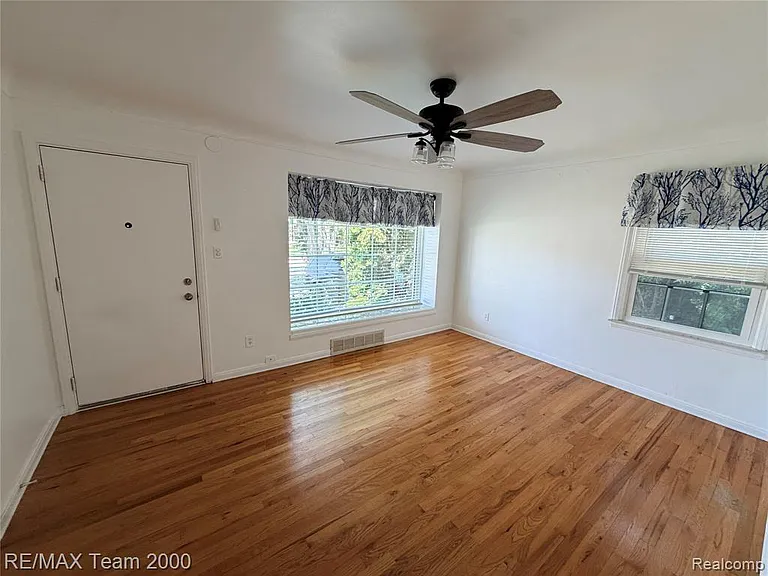 1415 Oakland Ct — Photo 3