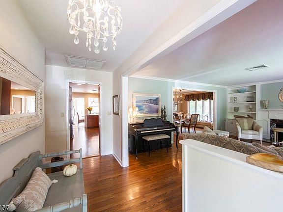 3rd image of 10 Acorn Pl