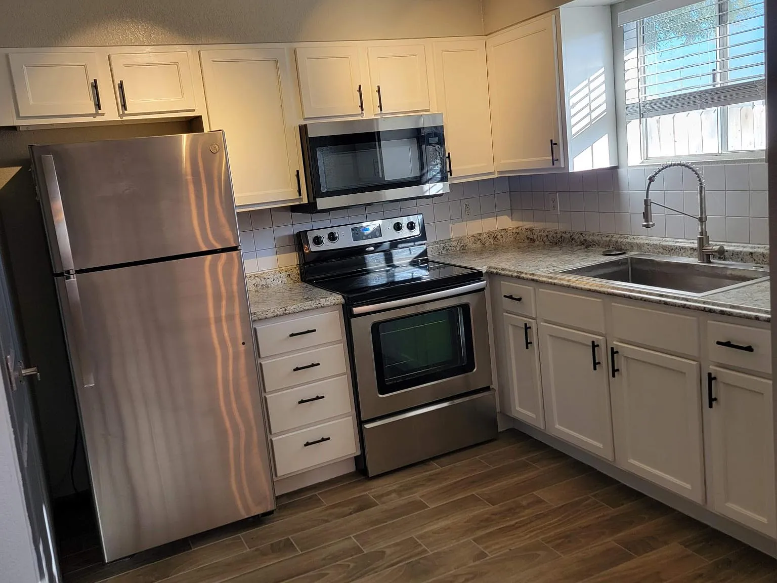 2 bed, 940 sqft, $1,599 — Photo 2