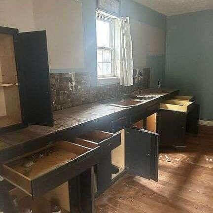 4th image of 2216 Griffiths Ave