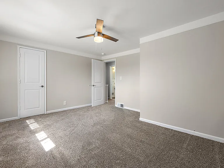 Oak Park Manor Apartments & Townhomes — Photo 18