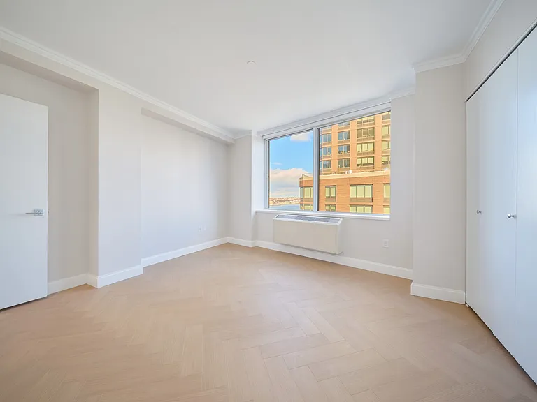160 Riverside Blvd #20A — Photo 15