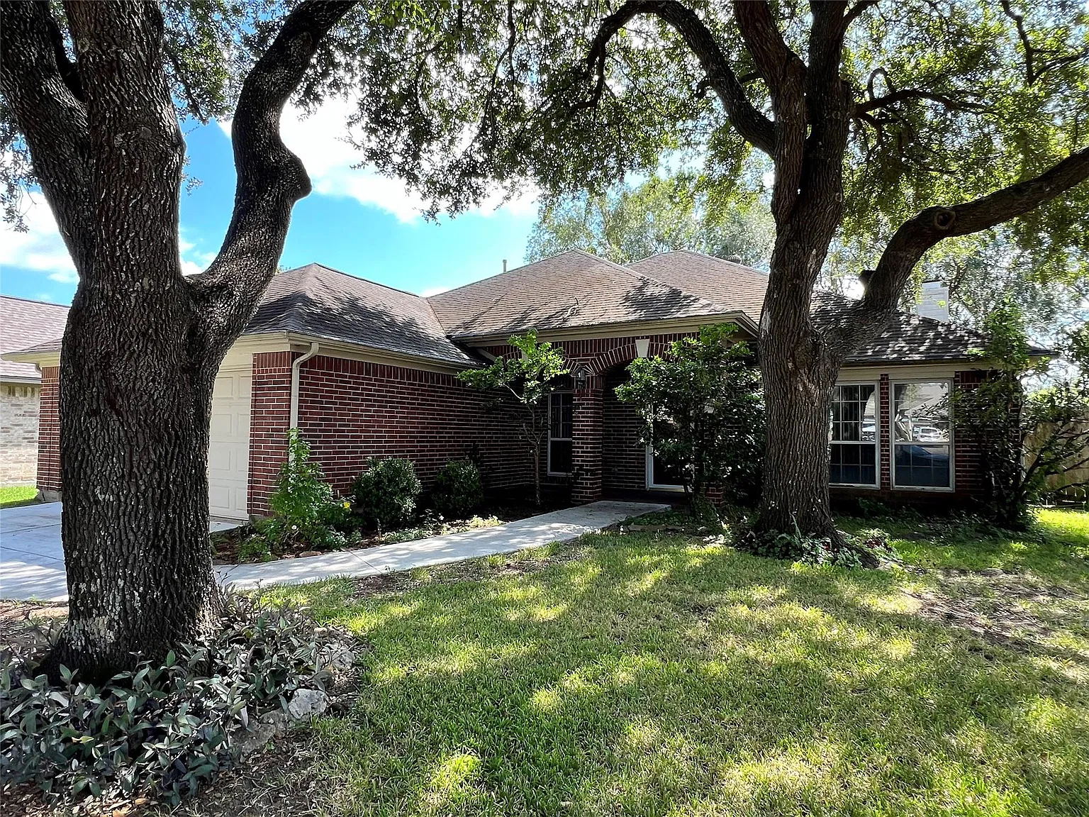 4 bed, 2.0 bath, 2287 sqft, $2,600 — Photo 1