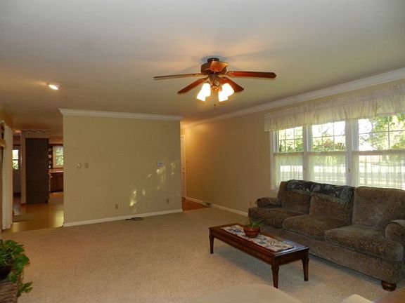 3rd image of 1543 N Hurst Cir