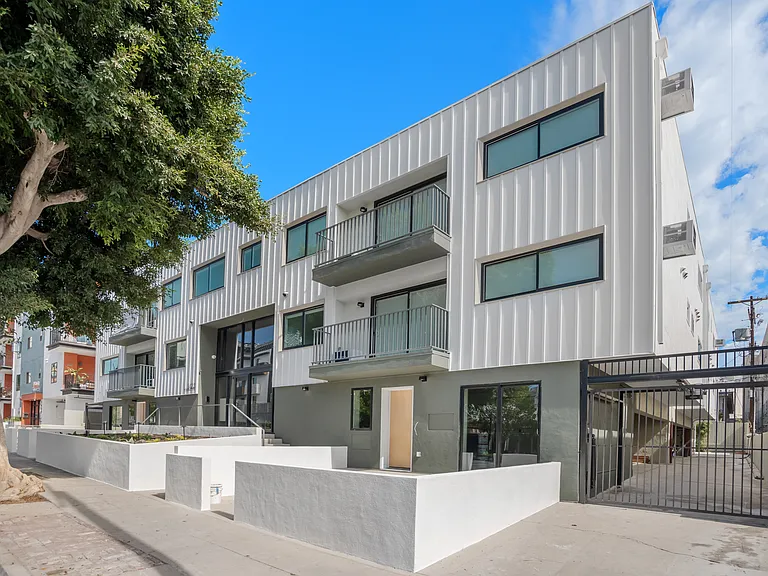 1422 Tamarind Ave — Photo 38