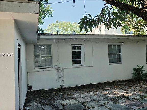 4th image of 241 NW 32nd St
