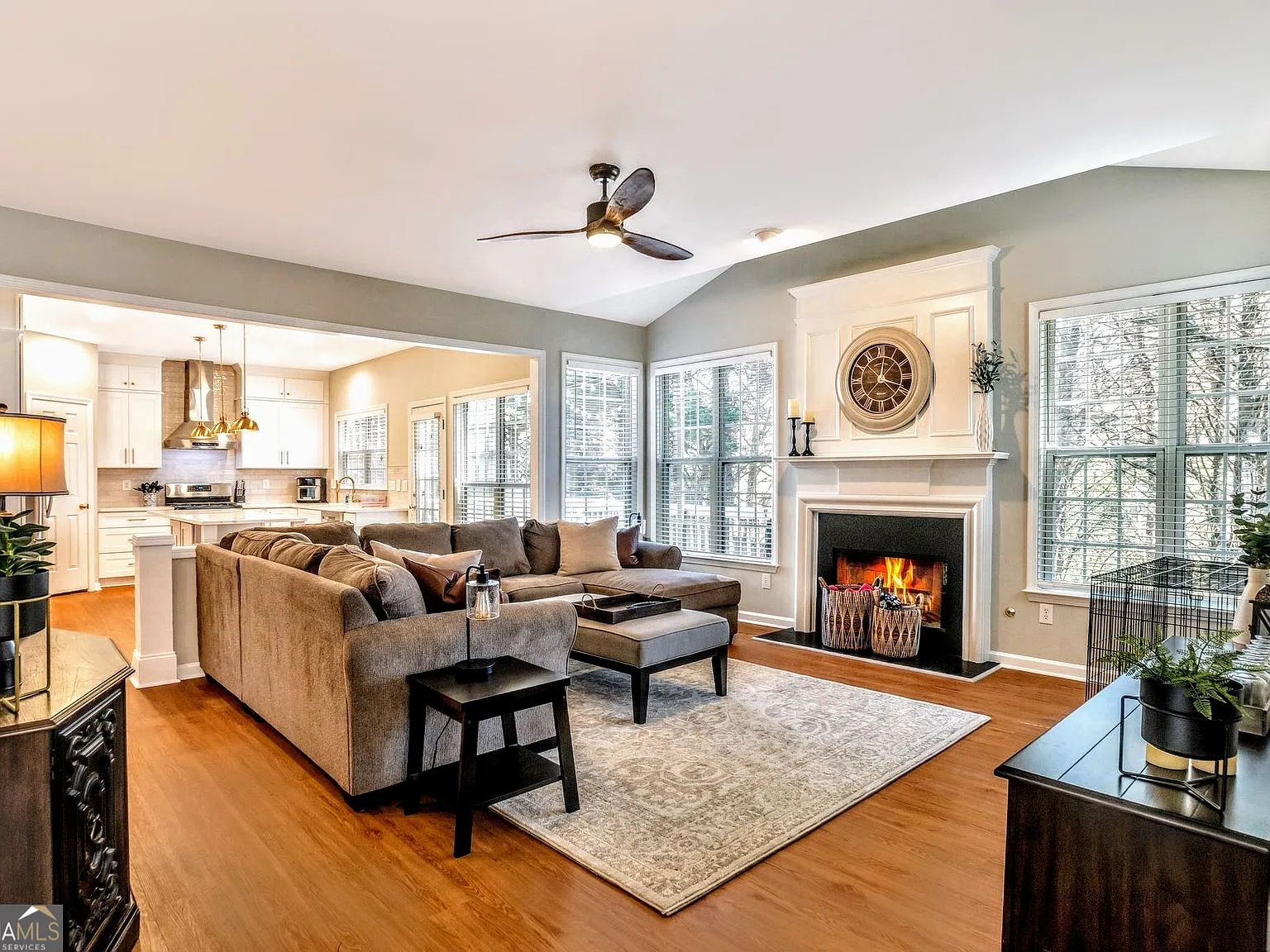 5 bed, 3.5 bath, 3000 sqft, $6,400 — Photo 2