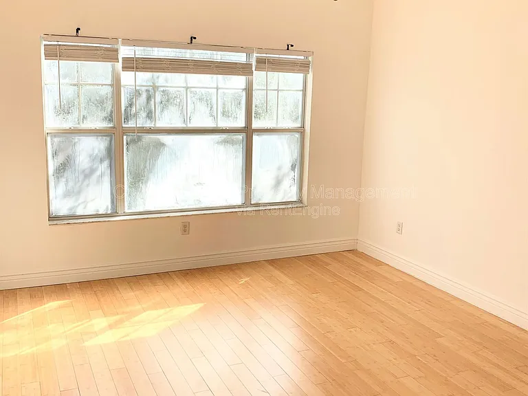 2460 Grand Central Pkwy #13 — Photo 22