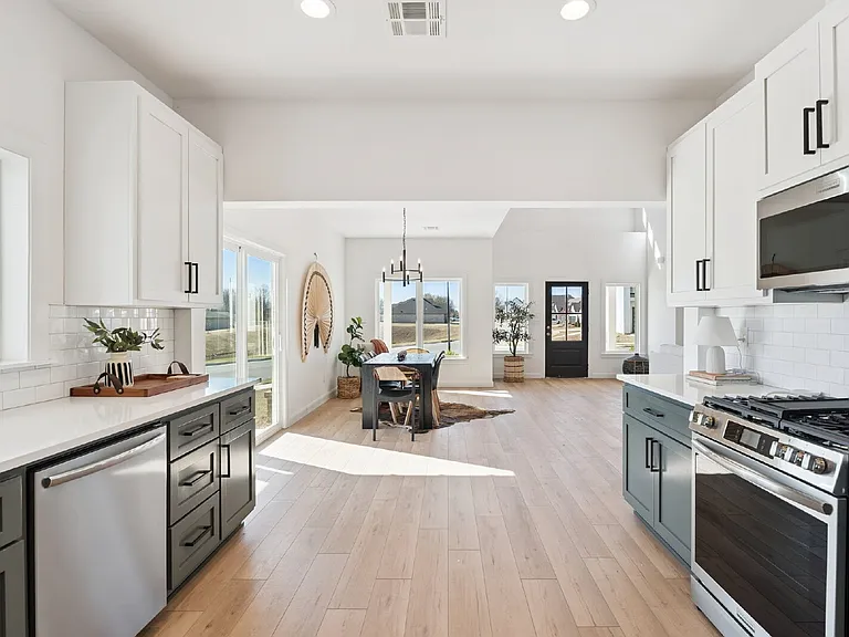 2410 W Charleston St — Photo 31