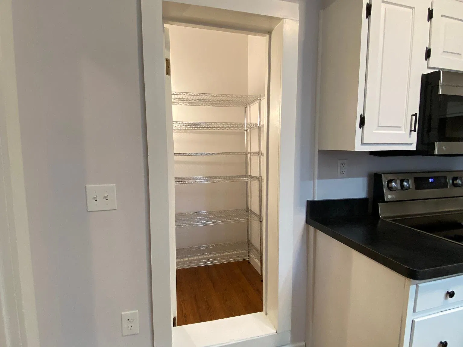 3 bed, 1200 sqft, $2,300 — Photo 4
