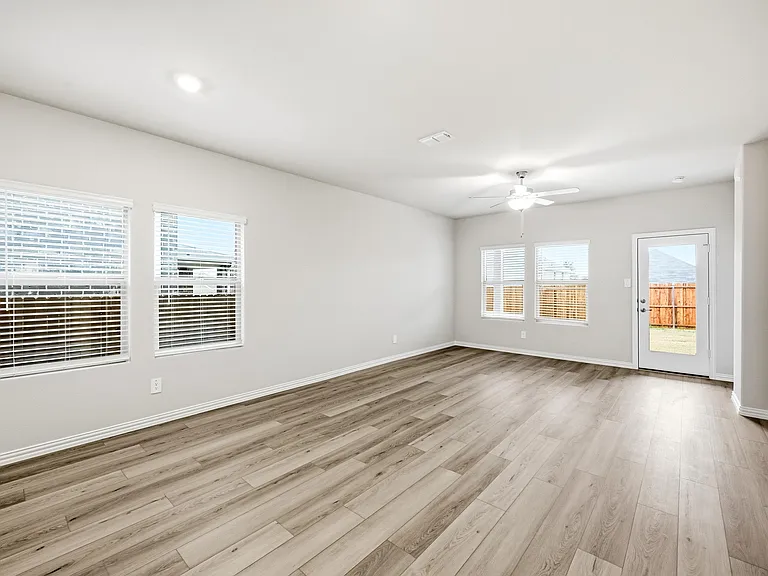 523 Blanton St — Photo 8