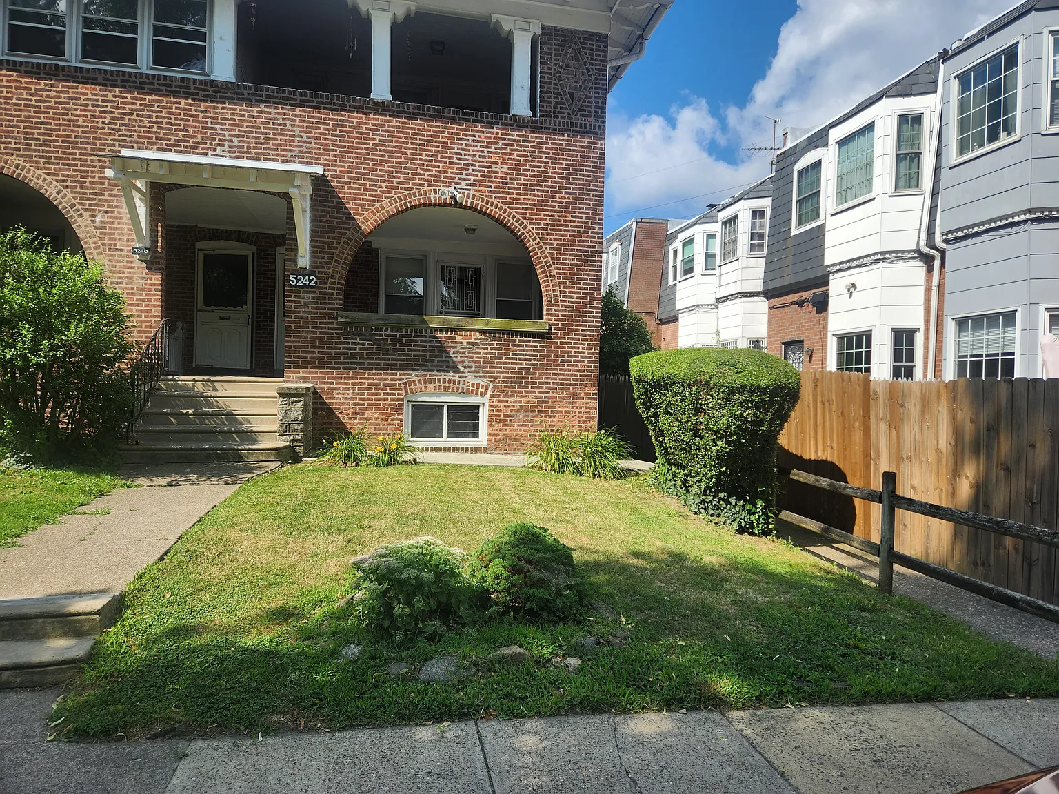 2 bed, 2.5 bath, 2600 sqft, $1,700 — Photo 1