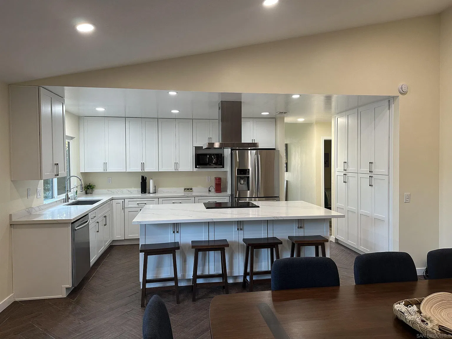 4 bed, 2.0 bath, 1906 sqft, $4,500 — Photo 4