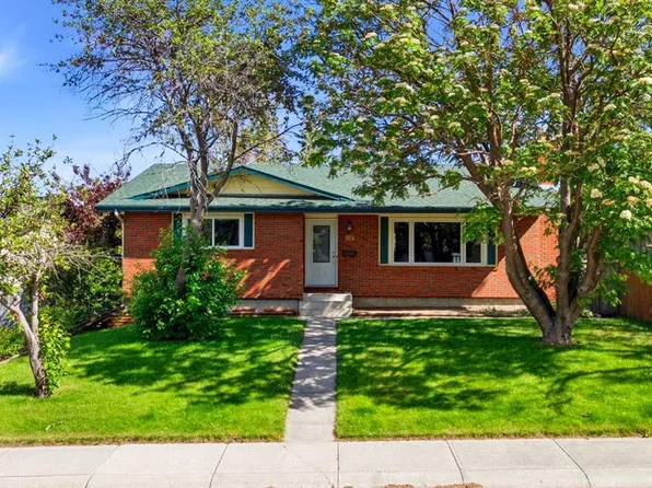 1251 Hunterquay Hl NW, Calgary, AB T2K 4T3