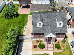 84 Scherer Blvd, Franklin Square, NY 11010