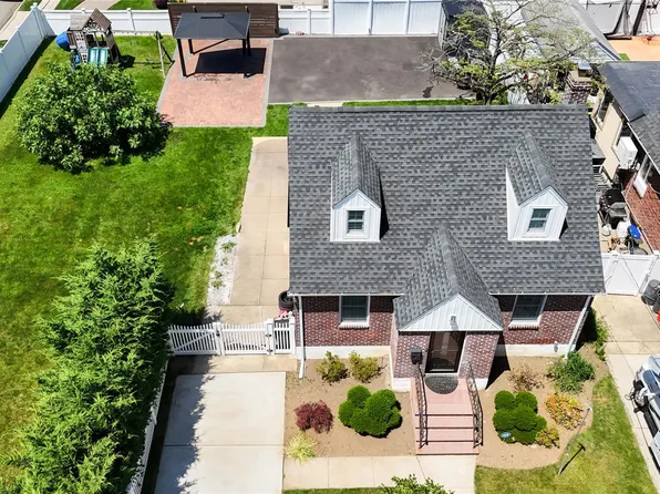 84 Scherer Boulevard, Franklin Square, NY 11010