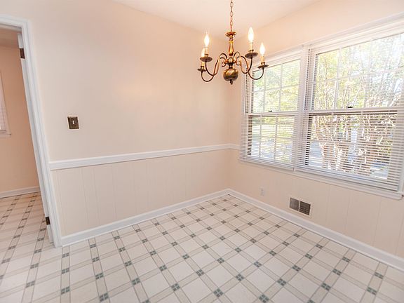 5th image of 322 Seven Oaks Ln