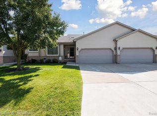 53292 Glen Oak Dr, Chesterfield, MI 48051
