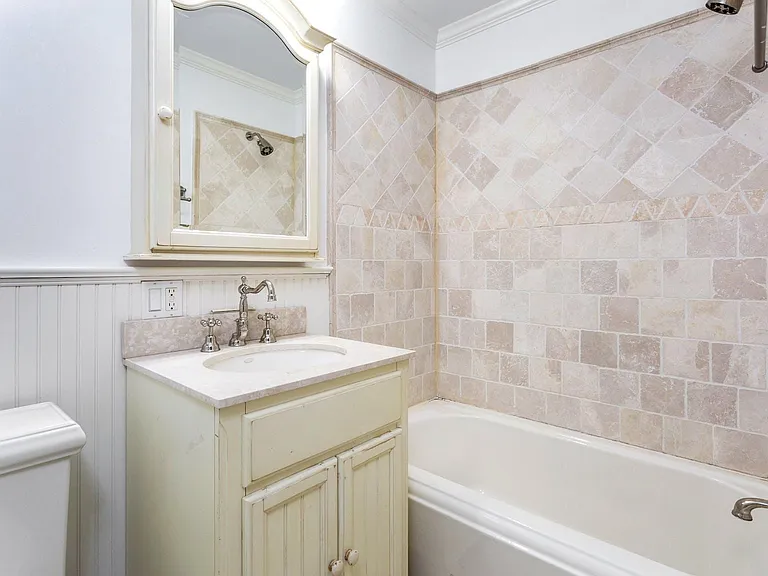 Second Floor En Suite Bathroom.
