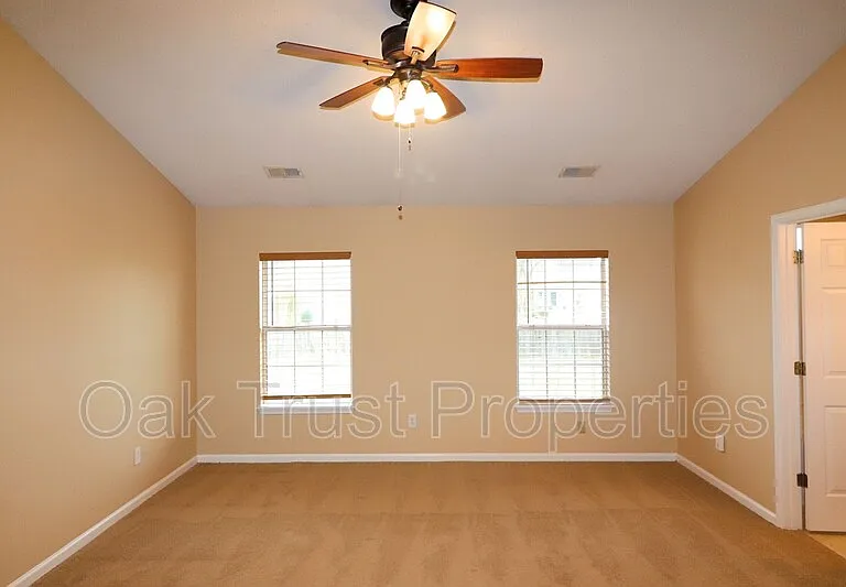 538 Holiday Dr — Photo 11