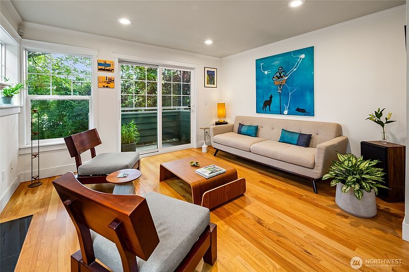 3rd image of 128 B 25th Avenue E