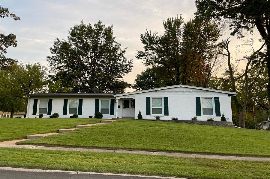 1st image of 1580 Surrey Dr