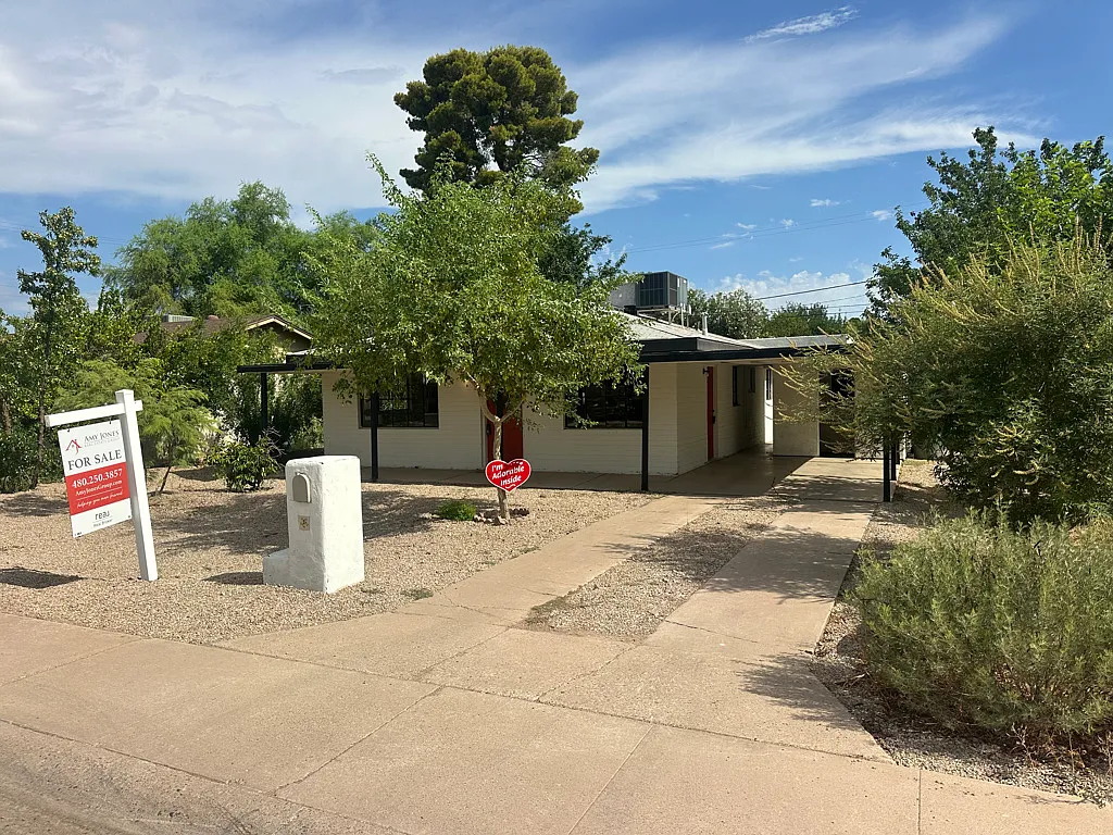 1324 E Hall St — Photo 1