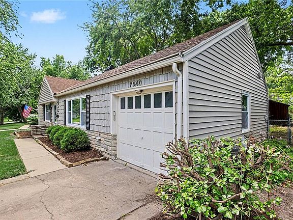 3rd image of 7540 Rainbow Dr