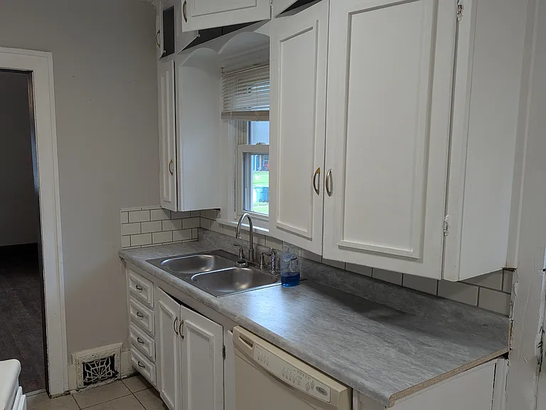 937 E Loren St — Photo 4