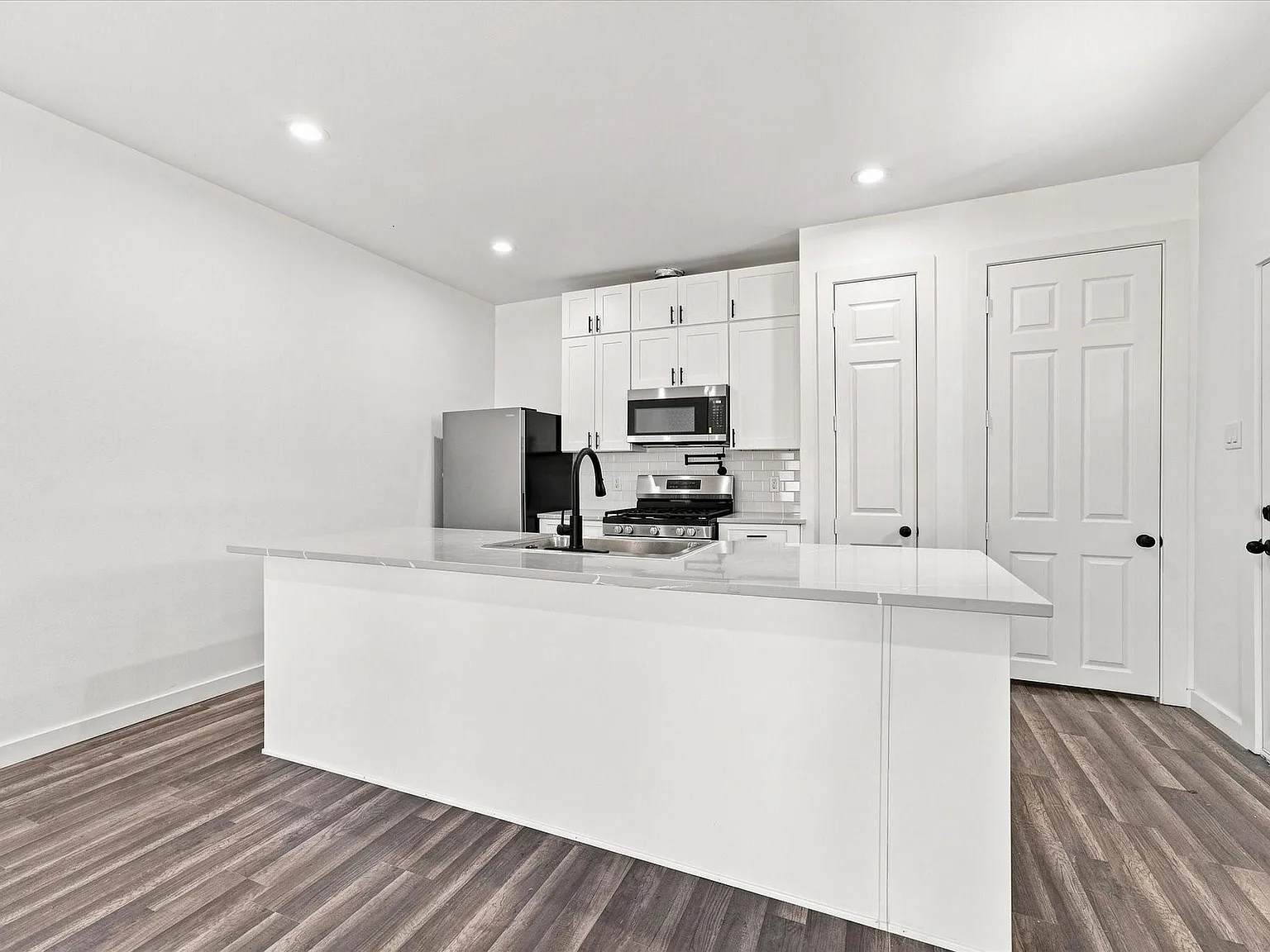 3 bed, 2.5 bath, 1850 sqft, $2,100 — Photo 2