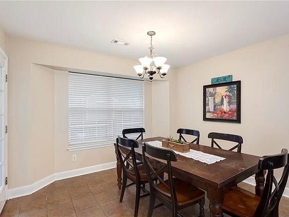 5th image of 608 Shady Acres Ln