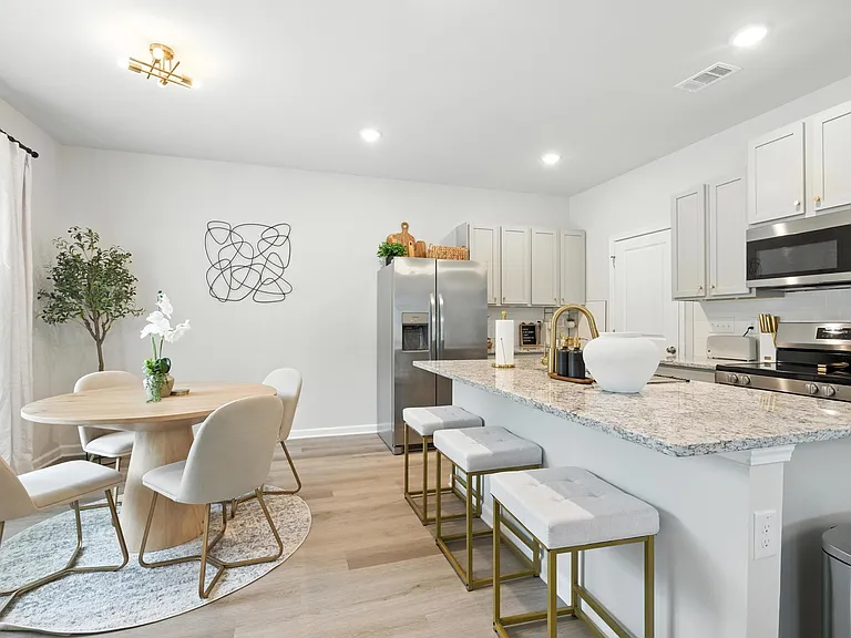 611 W Vincent Dr — Photo 7