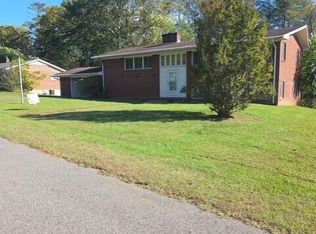 211 Carroll Dr, Fries, VA 24330