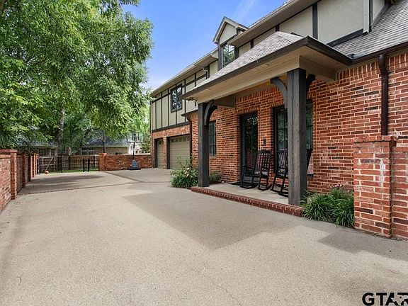4th image of 2202 Woodlands Dr