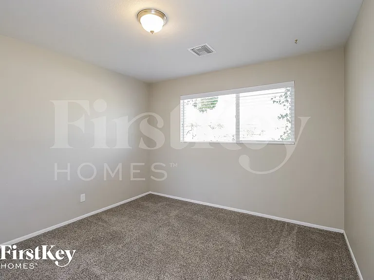 1001 E Seldon Ln — Photo 12